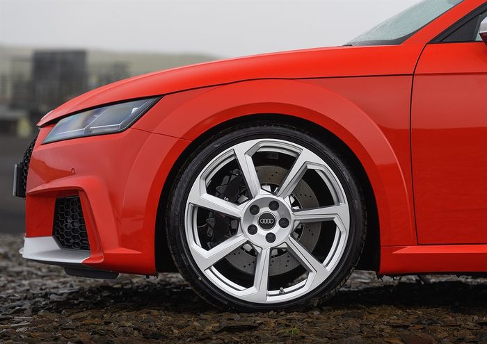 Audi TT RS: защо е по-добро от Porsche Cayman